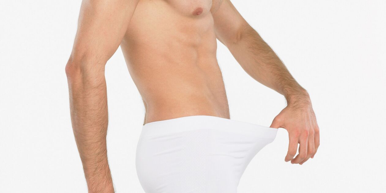 E Mann denkt un eng Erhéijung vun der Penis mat Massage